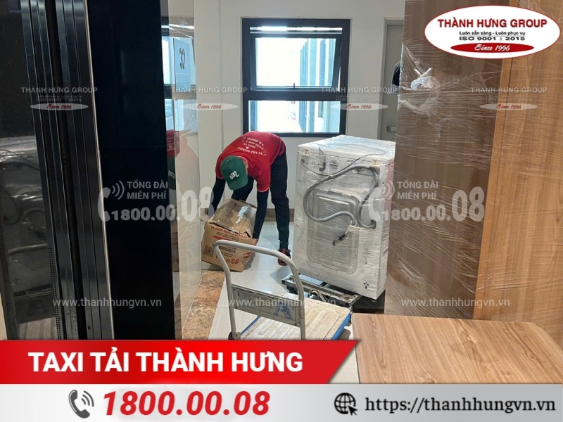 Xe đẩy tay hỗ trợ vận chuyển đồ cồng kềnh.