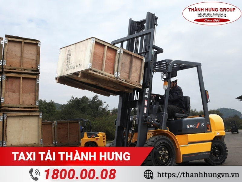 Xe nâng bốc xếp hàng hóa tại cảng, bến bãi.
