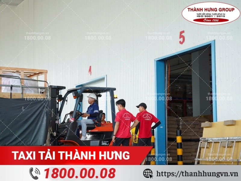 Xe nâng Thành Hưng hỗ trợ di dời nhà kho.