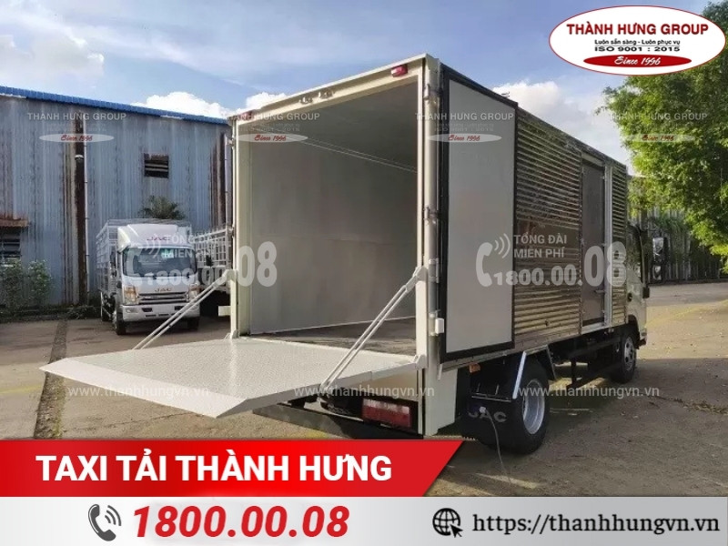 Xe tải có bửng nâng.