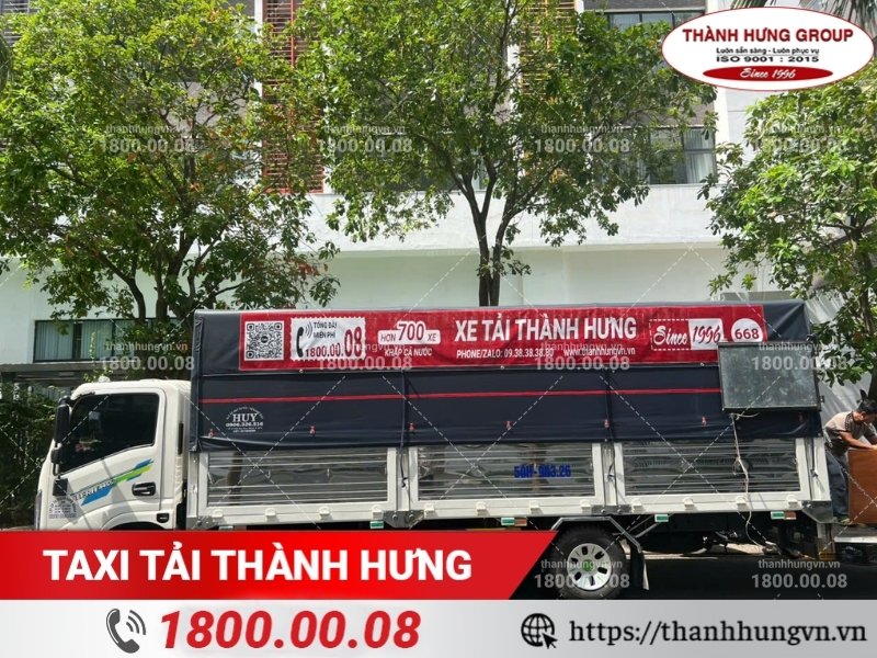 Xe tải là phương tiện vận chuyển hàng hóa phổ biến.