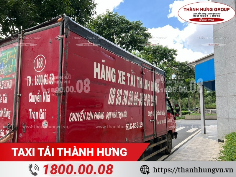 Xe tải lớn có khả năng vận chuyển đồ đạc nặng, cồng kềnh.