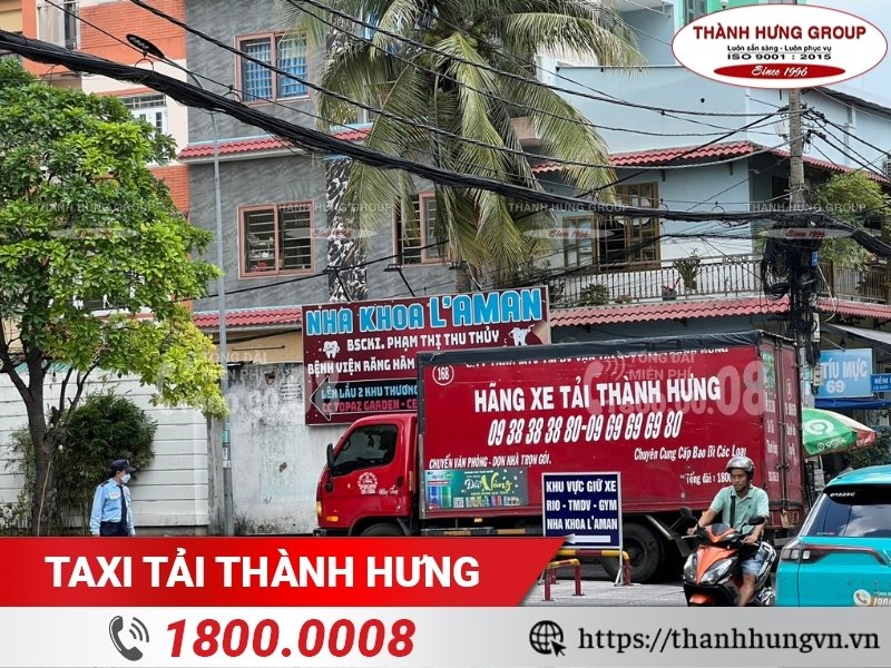 Xe tải lớn hỗ trợ khách hàng.