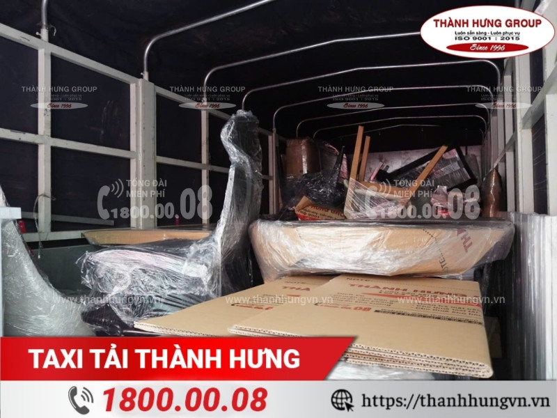 Xe tải lớn vận chuyển bàn ghế liên tỉnh của Taxi Tải Thành Hưng.