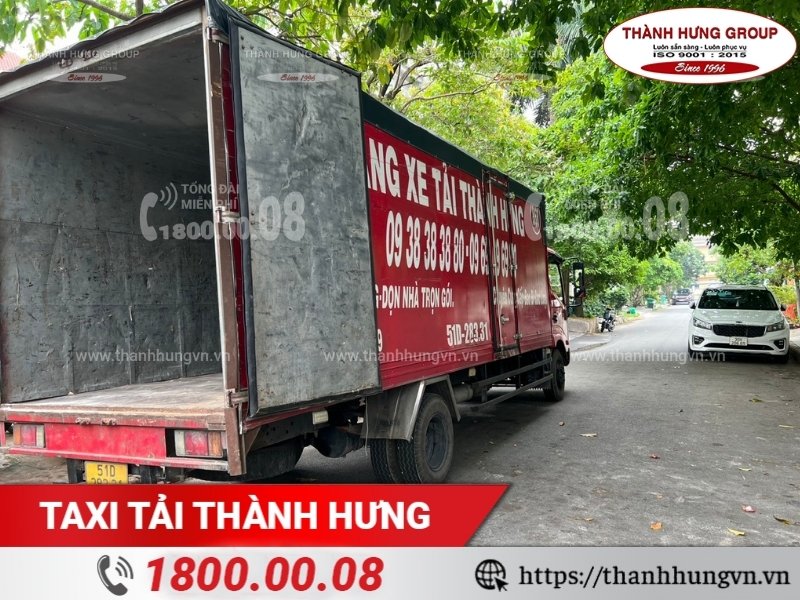Xe tải phục vụ khách hàng chuyển nhà đi tỉnh.