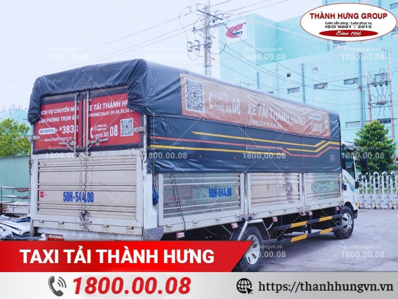 Xe tải lớn Thành Hưng vận chuyển máy móc công nghiệp.