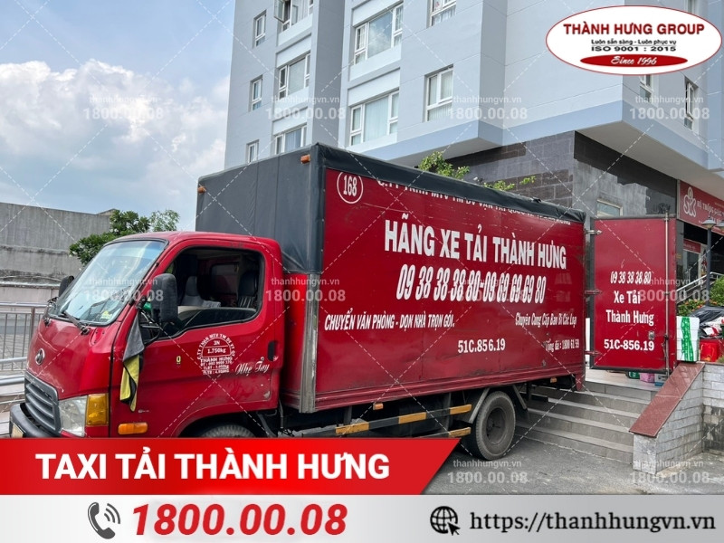 Xe tải Thành Hưng có thùng kín chắc chắn để vận chuyển tủ bếp an toàn, hạn chế hư hỏng.
