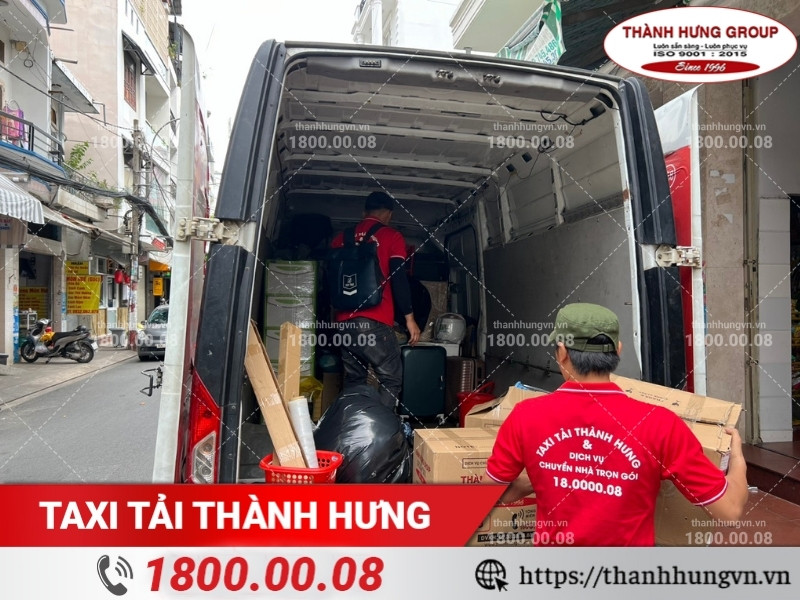 Xe tải Thành Hưng và nhân viên bốc xếp hàng hóa.