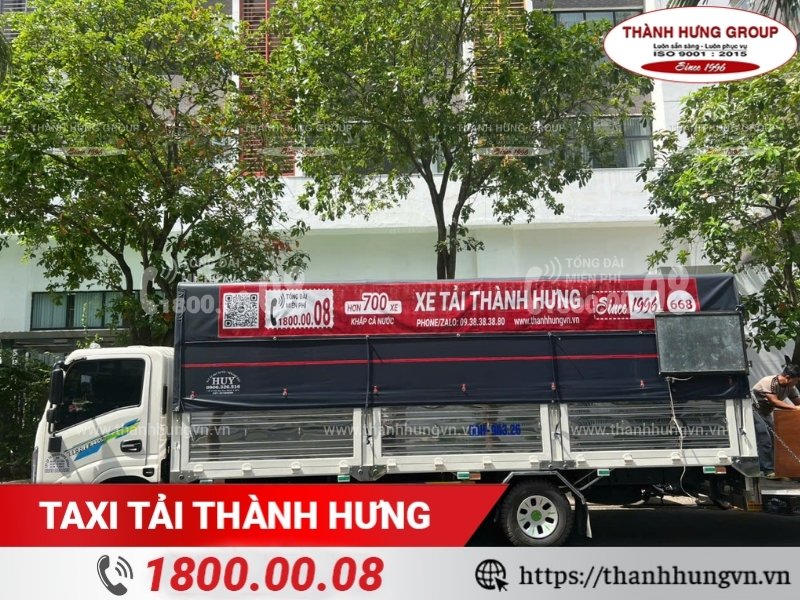 Xe tải Thành Hưng vận chuyển sofa.