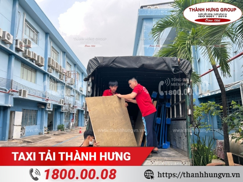 Xe tải thùng mui bạt chắc chắn, bốc xếp đồ đạc dễ dàng.