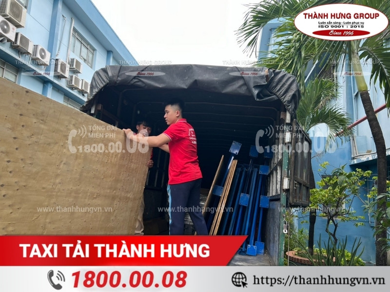 Xe tải thùng mui phủ bạt.