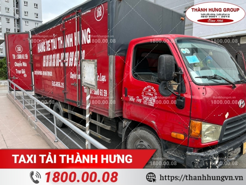 Xe tải trung vận chuyển đa dạng các loại hàng hóa khác nhau.