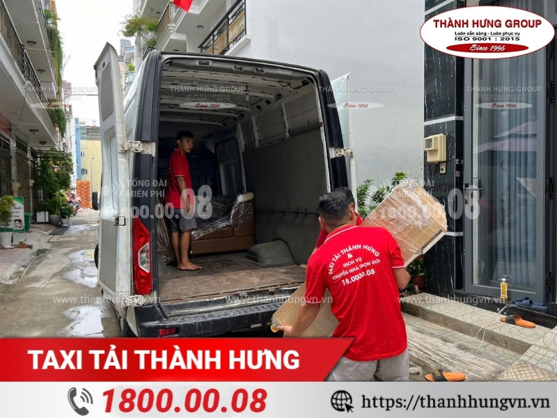Xe tải và nhân viên bốc xếp (nếu cần) nhanh chóng được điều động.