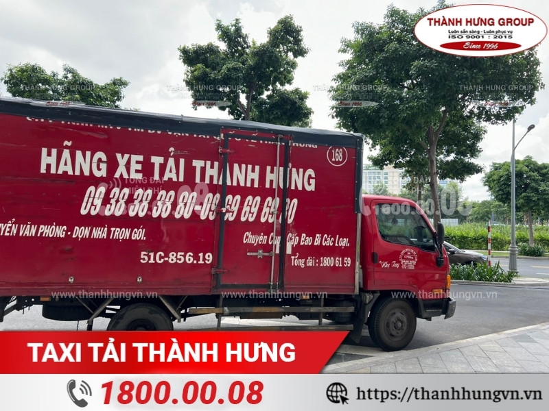 Xe tải lớn để vận chuyển két sắt trọng lượng lớn.