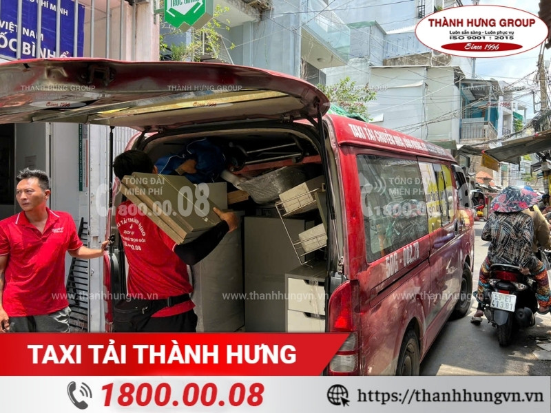 Xe taxi tải chuyển nhà trong hẻm nhỏ của Taxi Tải Thành Hưng.