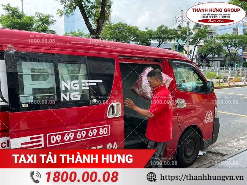 Xe taxi tải chuyển trọ nhỏ gọn, linh hoạt di chuyển.