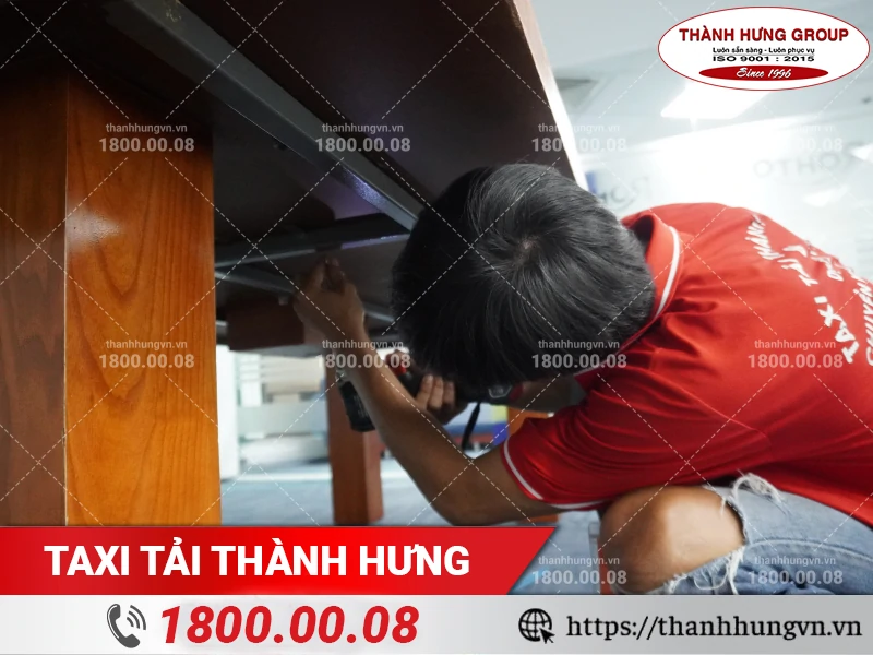 Nhân viên Thành Hưng tháo dỡ bàn họp